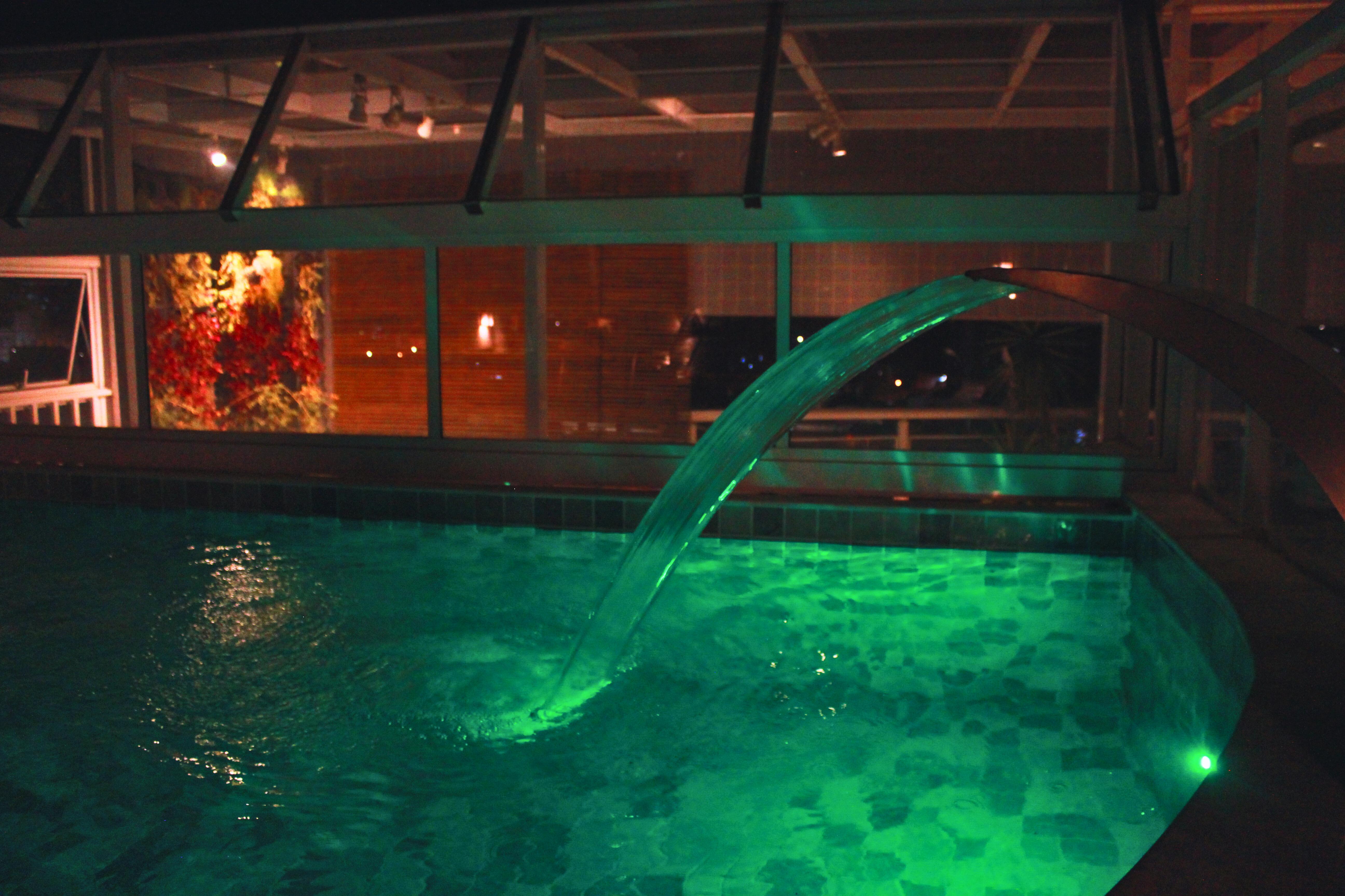 Gontijo Inn Hotel Itajubá Exterior photo The indoor pool at night