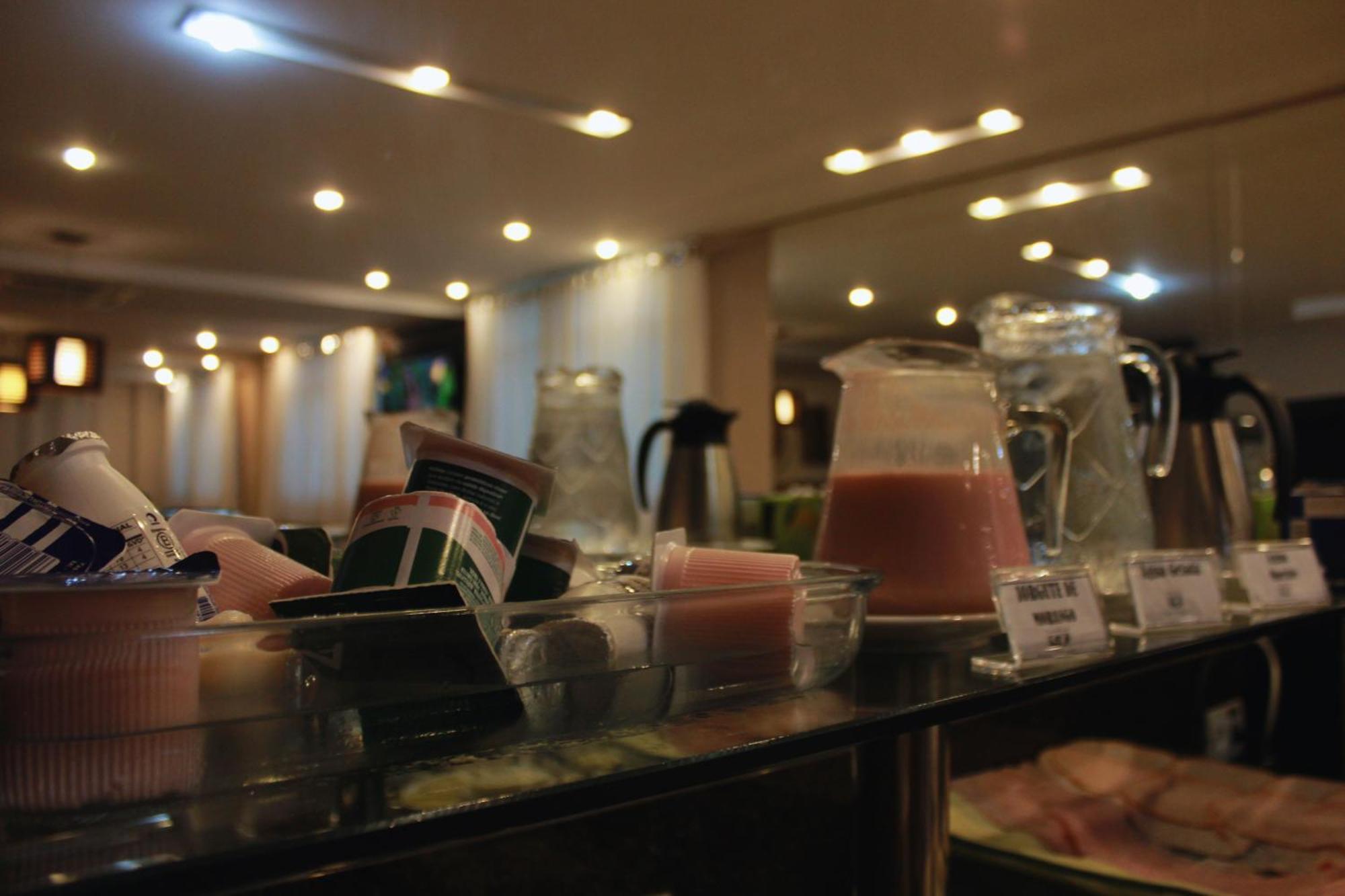 Gontijo Inn Hotel Itajubá Exterior photo A selection of fruit juice at a buffet