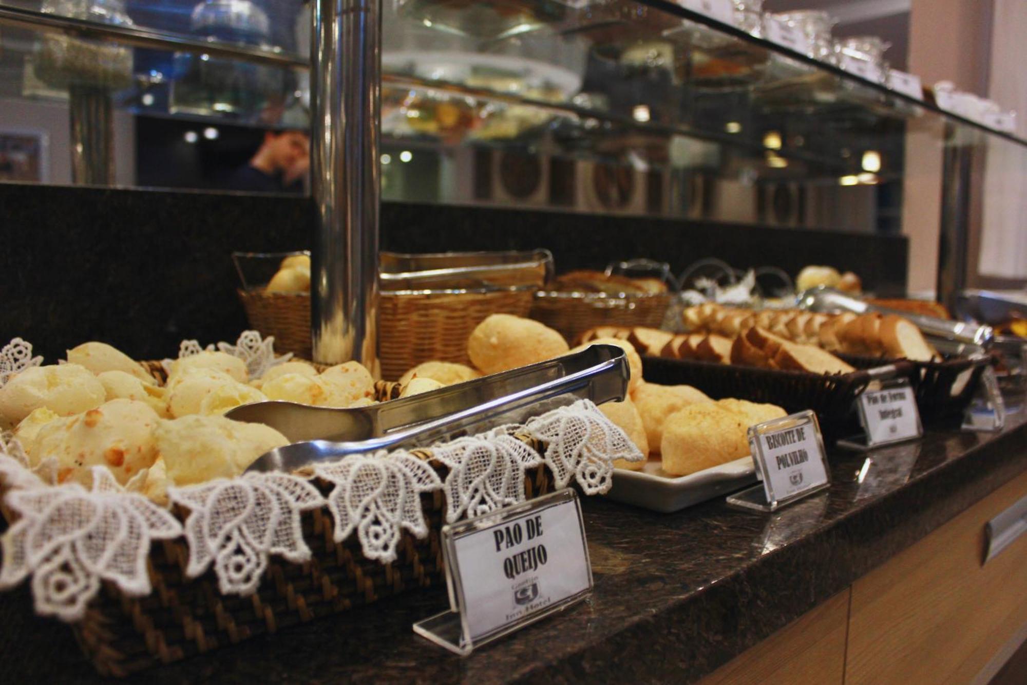 Gontijo Inn Hotel Itajubá Exterior photo Pão de queijo at a buffet